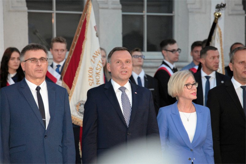 Na spotkanie z Andrzejem Dudą w Lubaniu ściągnięto dzieci z podstawówki. Ich rodzice dostali do podpisania specjalne zgody.