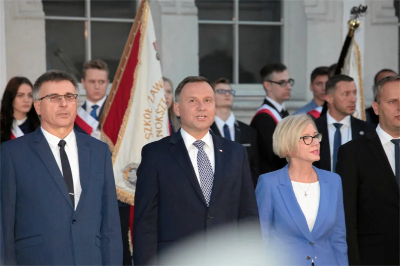 Na spotkanie z Andrzejem Dudą w Lubaniu ściągnięto dzieci z podstawówki. Ich rodzice dostali do podpisania specjalne zgody.