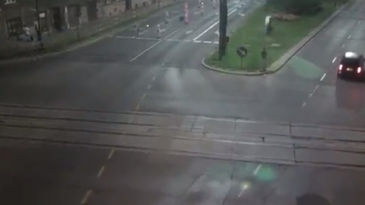 Dramatyczny wypadek w Krakowie, samochód spadł z mostu Dębnickiego