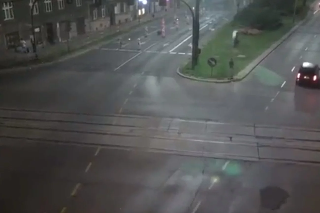 Dramatyczny wypadek w Krakowie, samochód spadł z mostu Dębnickiego