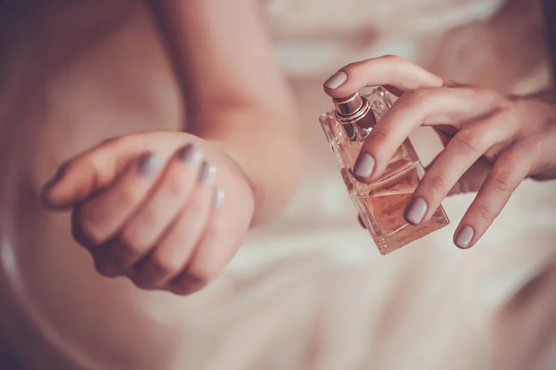 Perfumy warto nakładać na nadgarstki. Nie tylko te w spreju.