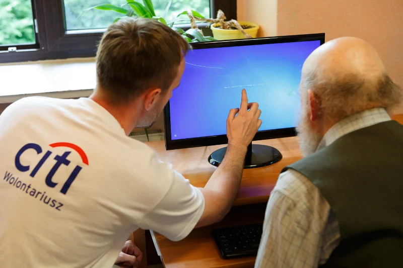 Co roku w ramach Światowego Dnia Społeczności wolontariusze #CitiVolunteers realizują autorskie projekty, których beneficjentami są m.in. starsze osoby.