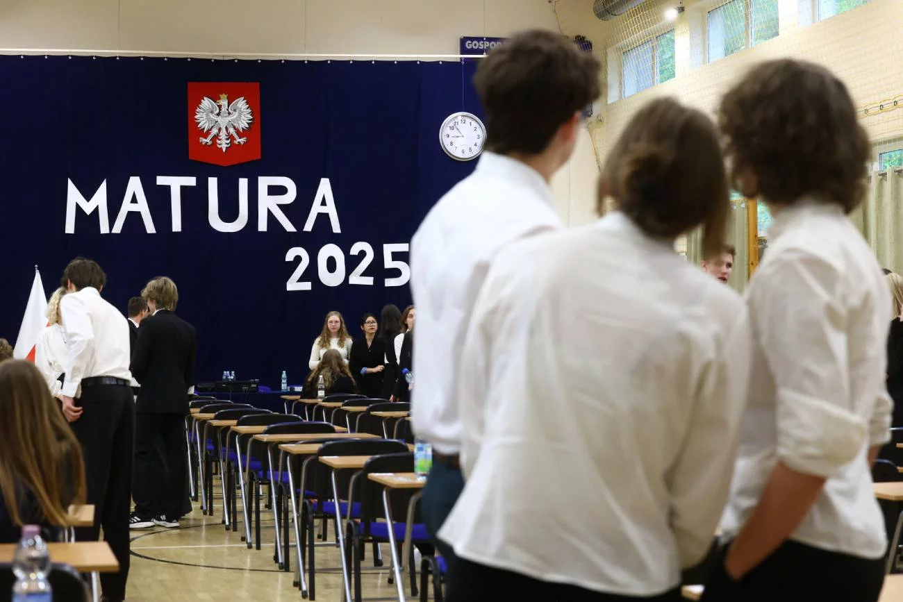 Dwa tematy wypracowań i 14 tekstów do analizy. Tak wyglądał język polski na maturze Matura 2025 i język polski. Wypracowanie – przykładowe odpowiedzi
