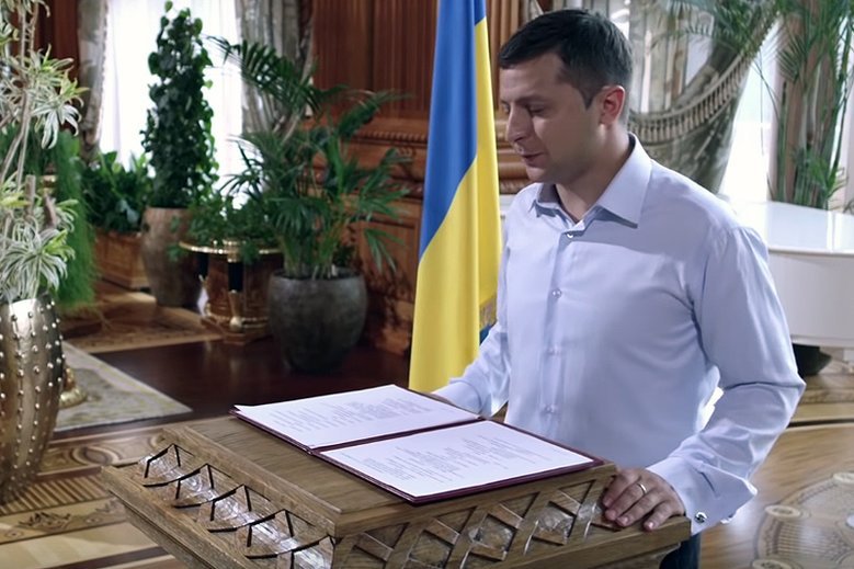 Wołodymyr Zełenski odbiera gratulacje od przywódców po wygranej w wyborach prezydenckich na Ukrainie.