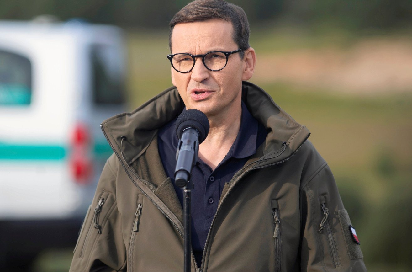 Premier Mateusz Morawiecki podczas spotkania z pogranicznikami i objazdu po granicy w związku z narastającą migracją uchodźców.
