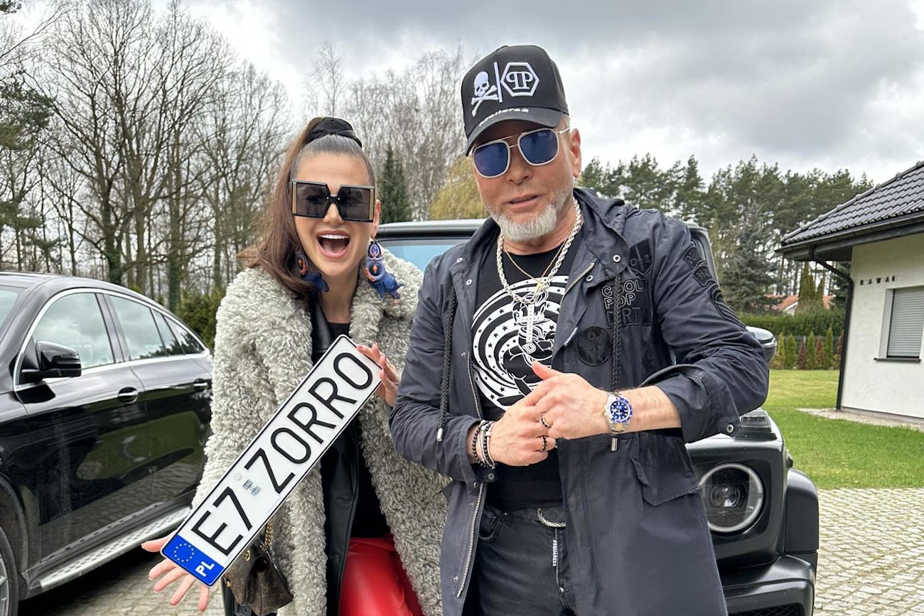Krzysztof Rutkowski pokazał tablice "E7 ZORRO".