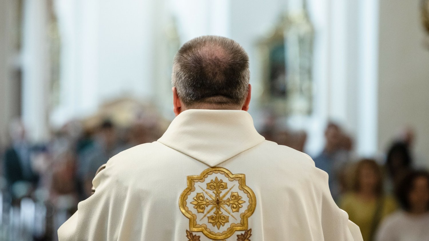 Ksiądz oskarżony o molestowanie pozyskuje działki dla Kościoła.