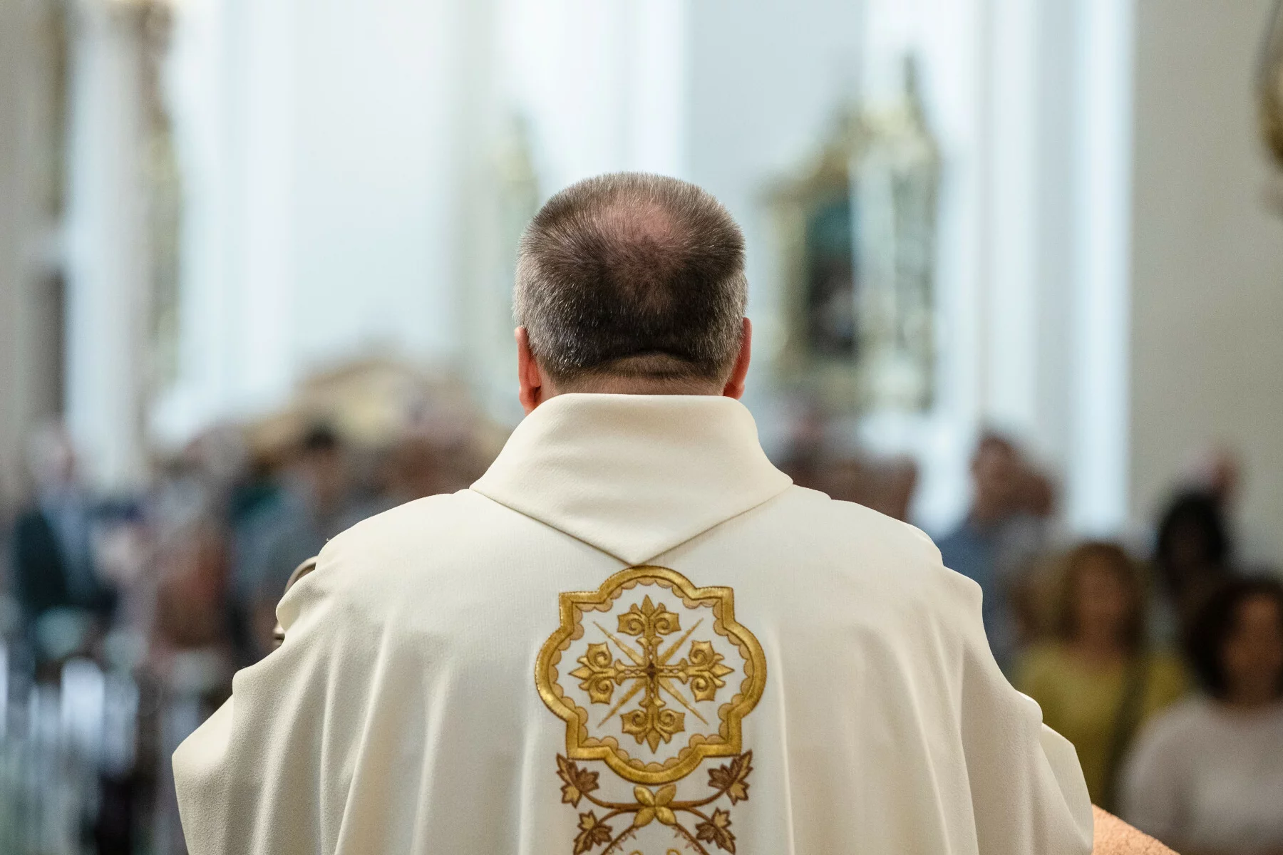 Ksiądz oskarżony o molestowanie pozyskuje działki dla Kościoła.