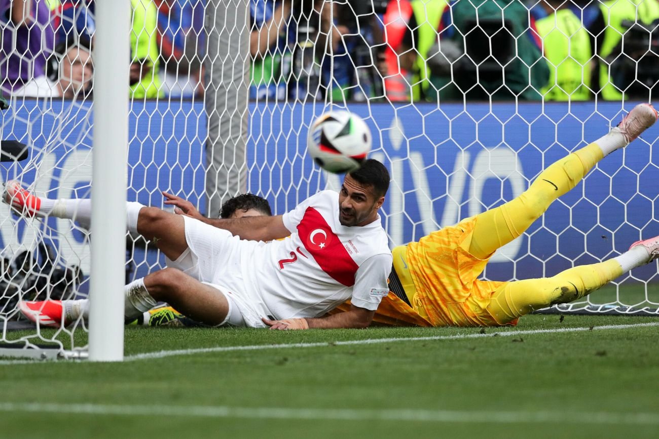 Turcy strzelili sobie najbardziej kuriozalnego gola Euro 2024. Do zagranej przez Akaydina piłki nie zdążyli ani bramkarz Altay Bayındır, ani obrońca Mehmet Çelik