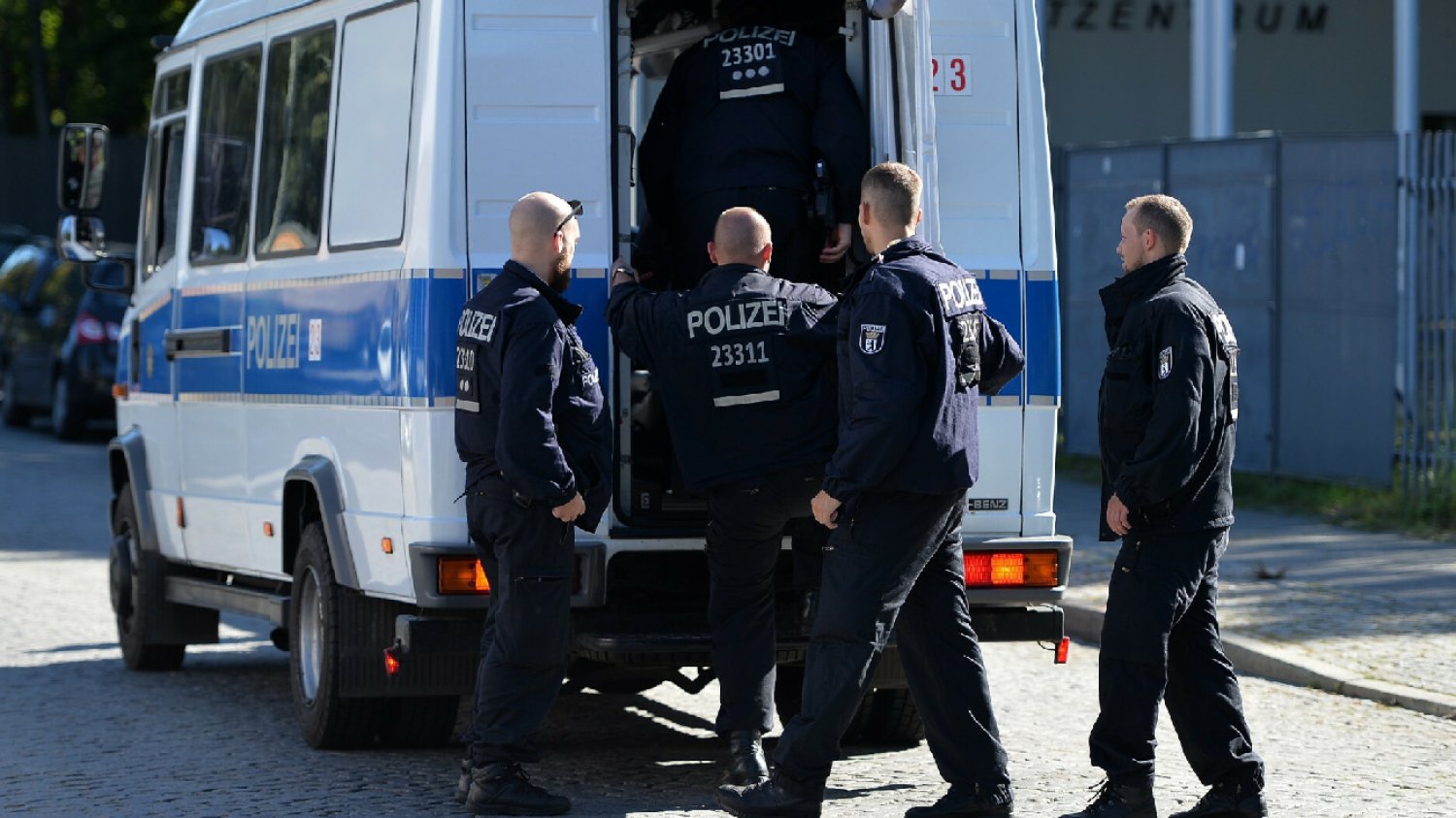 Niemcy podrzucili migrantów do Polski? Zaskakujące tłumaczenie policji.