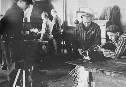 Warsztat ślusarski w obozie Auschwitz. Pierwszy od lewej to Edward Lubusch.