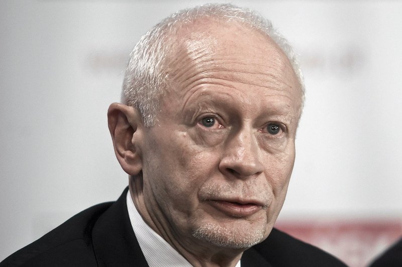 Minister administracji i cyfryzacji Michał Boni walczy o unieważnienie pomyślnych dla Kościoła decyzji urzędników.