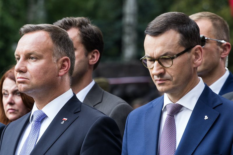 Andrzej Duda i Mateusz Morawiecki. Mniej pieniędzy z UE za łamanie prawa przez rząd PiS? Taką cenę może zapłacić Polska już przy okazji ustanowienia nowego europejskiego budżetu.