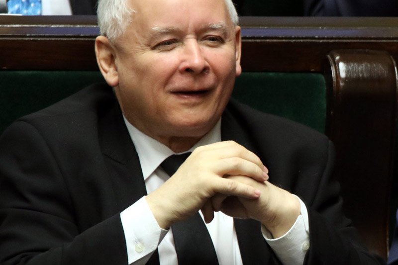 Próbując podkupić działaczy, Jarosław Kaczyński wchodzi z PO w cwaną grę.