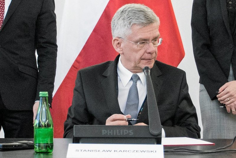 Marszałek Senatu Stanisław Karczewski woli Cisowiankę. Czyżby przyłączył się manifestacji prawicowców?