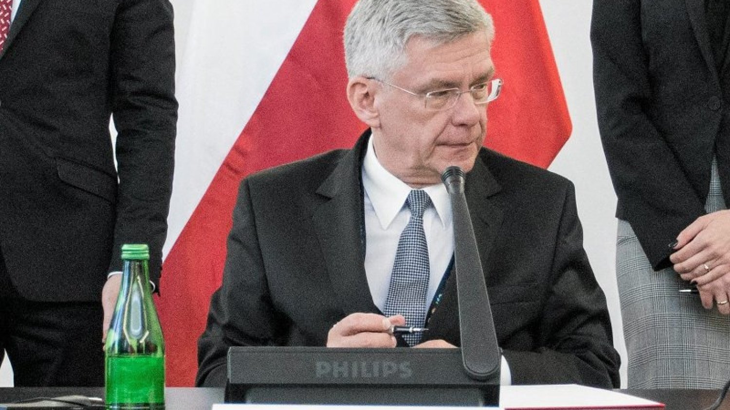 Marszałek Senatu Stanisław Karczewski woli Cisowiankę. Czyżby przyłączył się manifestacji prawicowców?