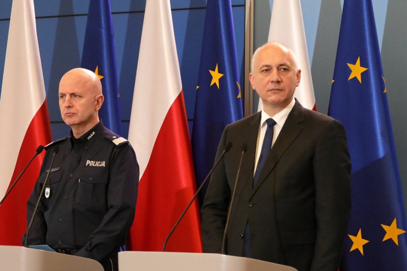 Jarosław Szymczyk wstrzymał dodatki dla policjantów, bo Joachim Brudziński nie dał mu więcej pieniędzy. A policjanci strajkują dalej.
