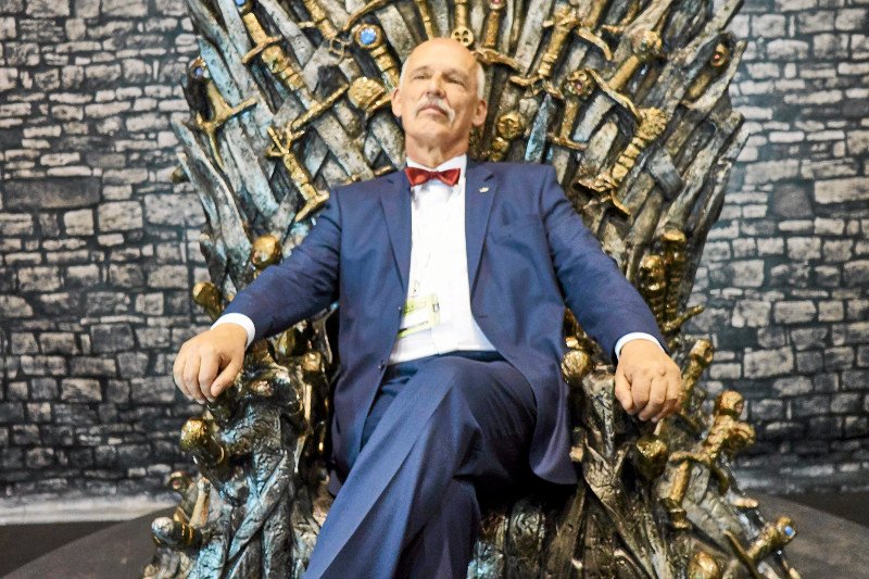 Janusz Korwin-Mikke zasiadł na tronie z popularnej serii "Gra o Tron", na festiwalu fantastyki w Poznaniu.