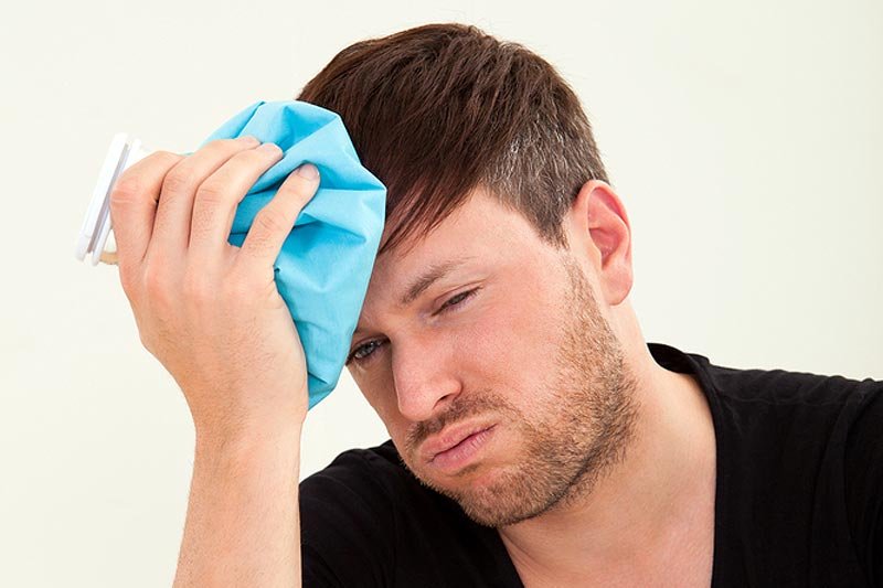 Jak wyleczyć ból głowy po imprezie? Zdradzamy 10 najlepszych sposobów na sylwestrowego kaca!