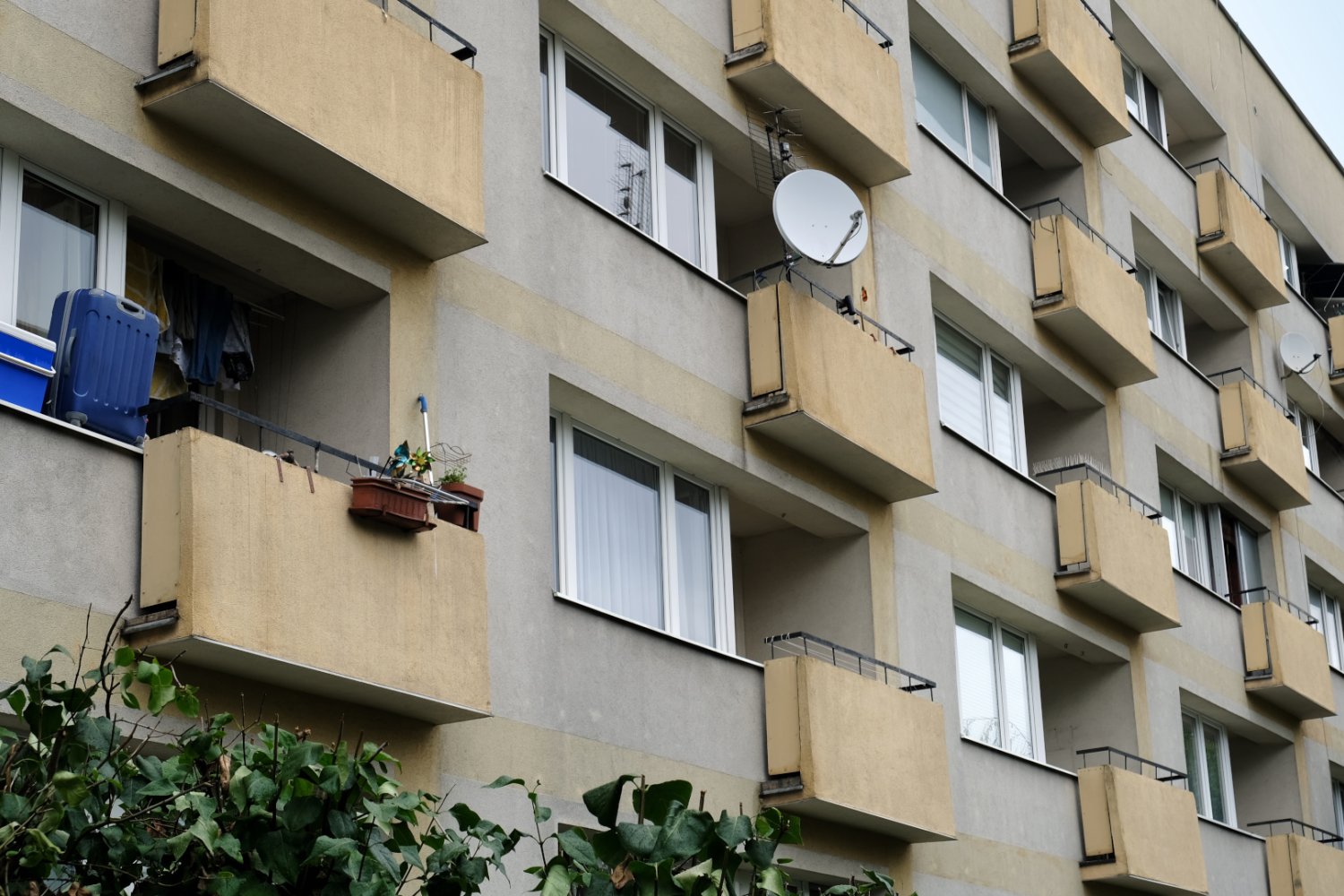 Blok w polskim mieście z widocznymi balkonami