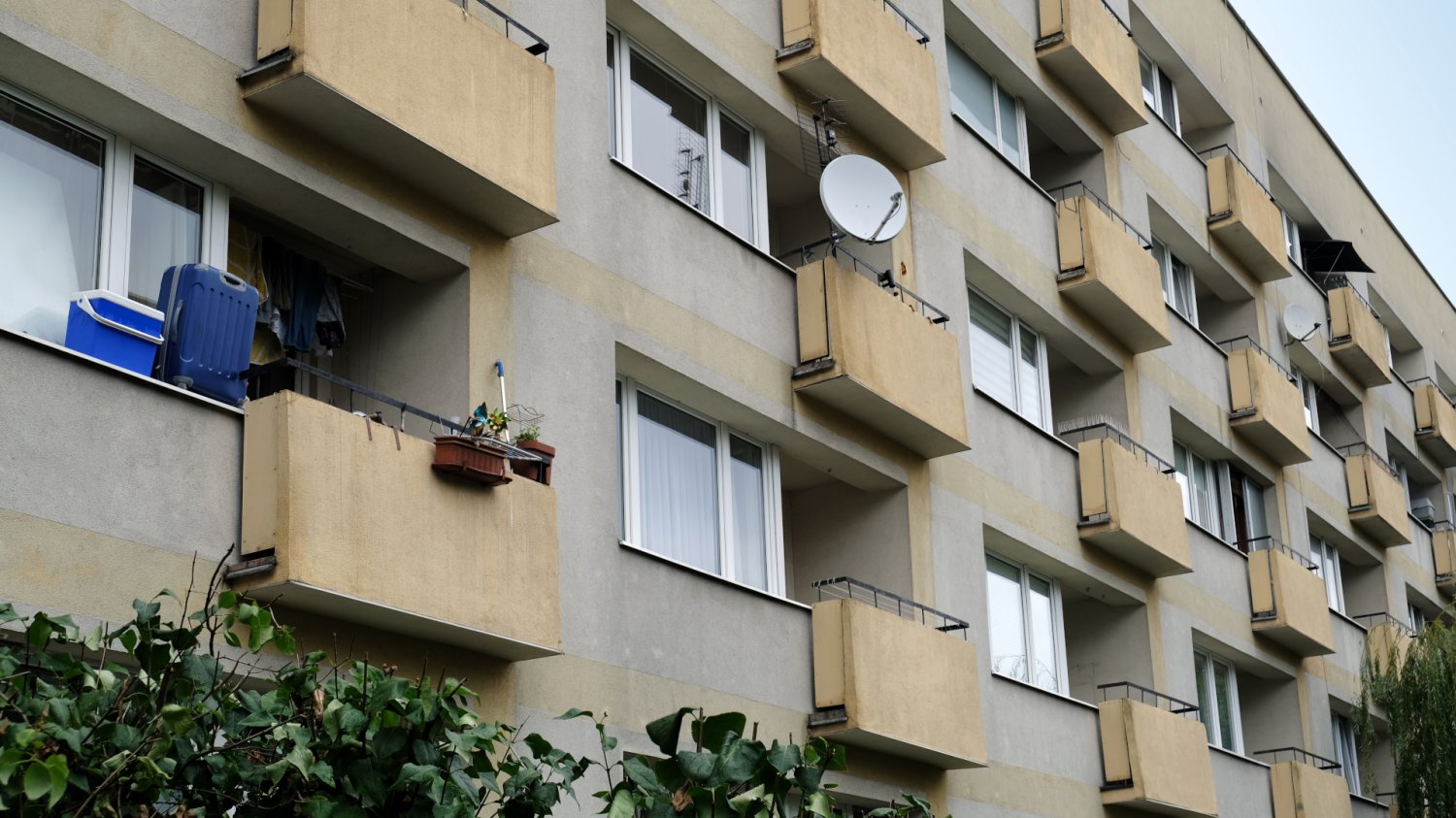 Zmiany w prawie dla wspólnot mieszkaniowych i remontów balkonów 2026 Blok w polskim mieście z widocznymi balkonami