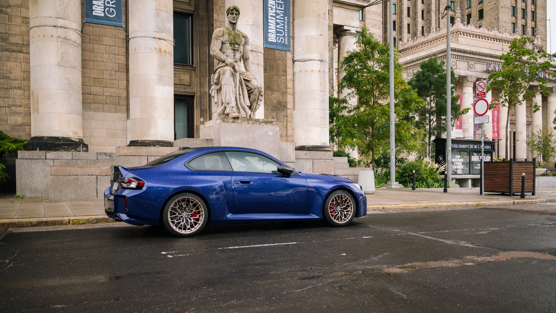 BMW M2 CS to wyścigówka z homologacją drogową. Zawiezie cię na tor i już tam lepiej zostań