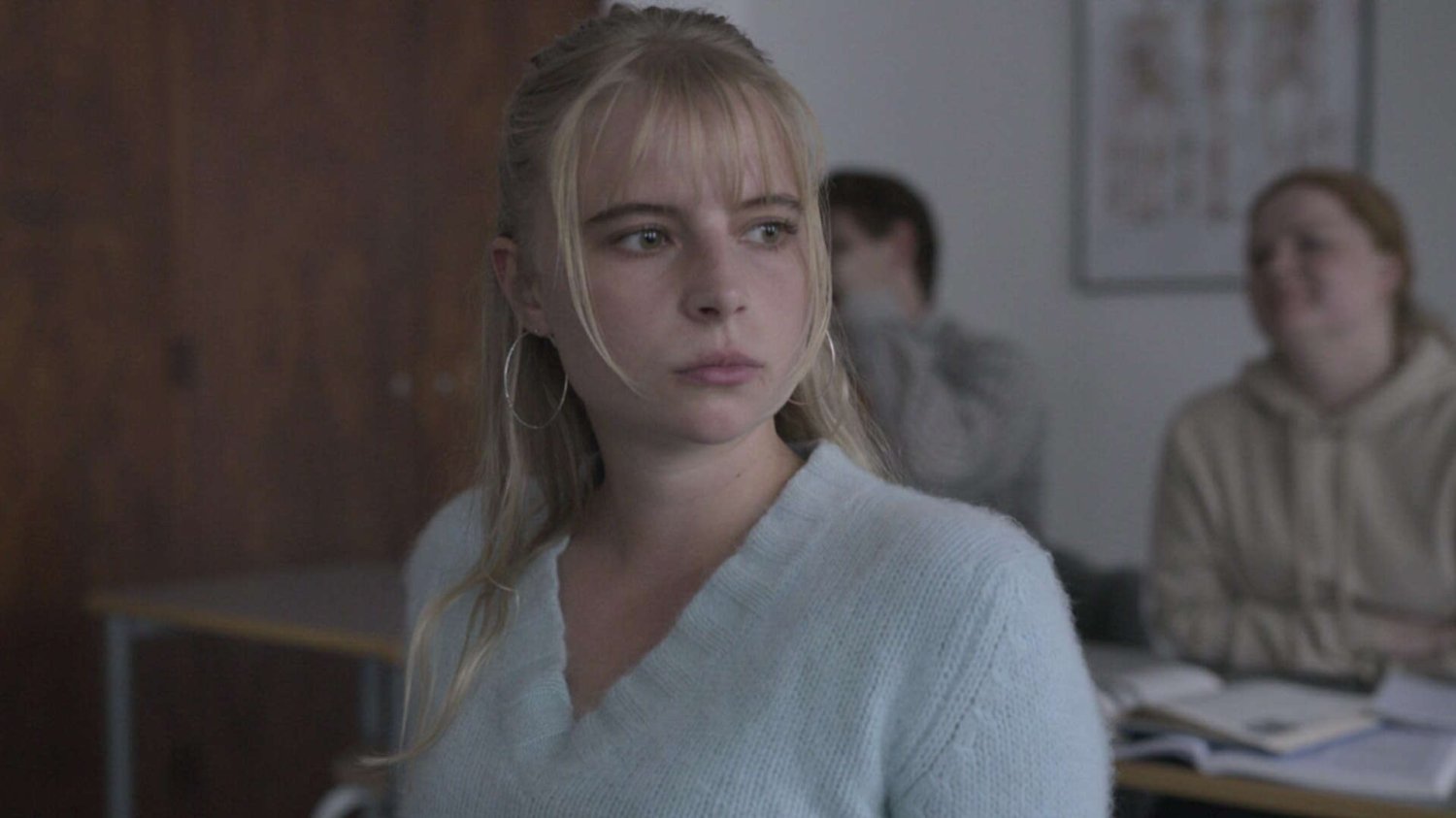 Bohaterka serialu "Równonoc" (grana przez Karoline Hamm) w szkolnej klasie, kadr z duńskiego thrillera na Netflix