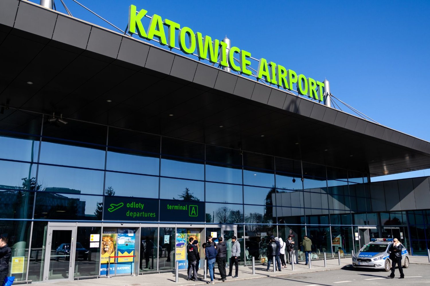 Broń w walizce porzuconej na parkingu lotniska w Katowicach