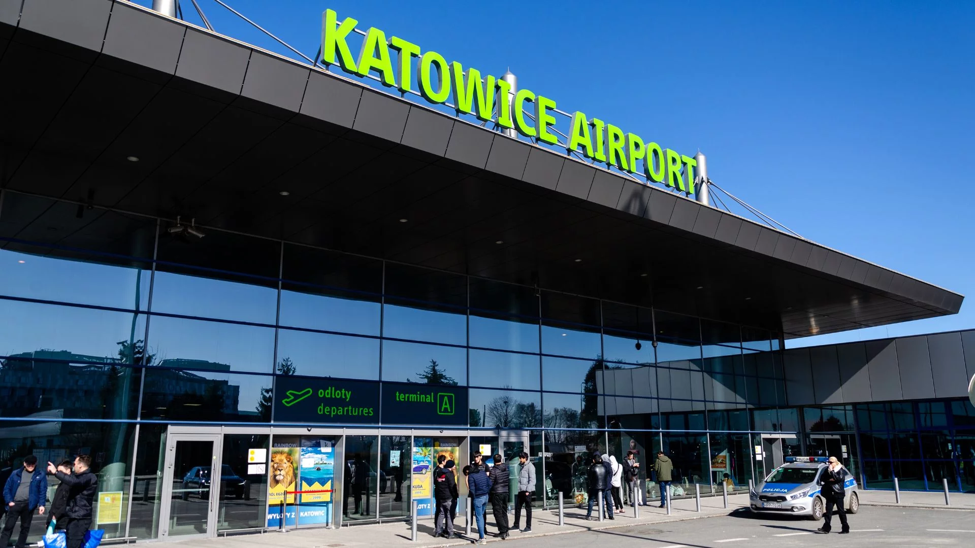 Broń w walizce na lotnisku w Katowicach Broń w walizce porzuconej na parkingu lotniska w Katowicach