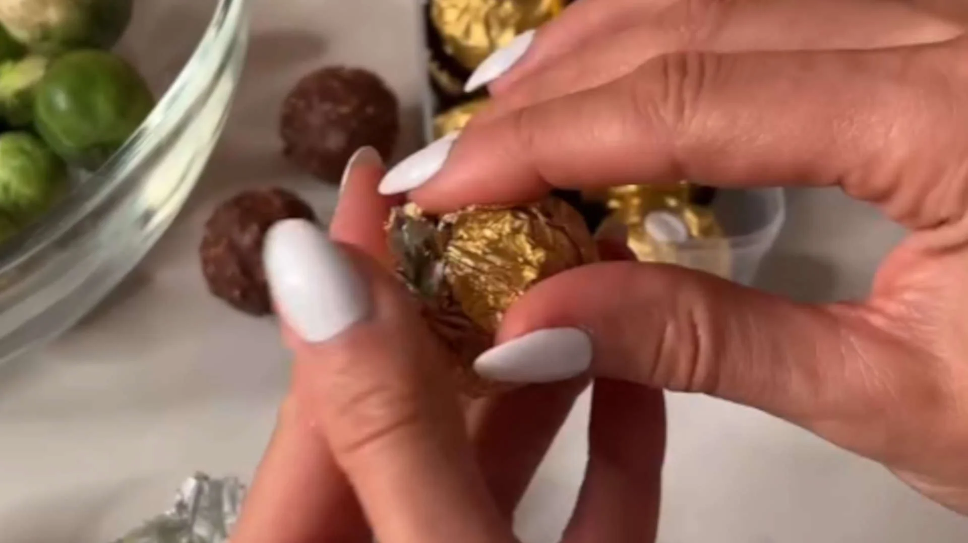 Brukselki owinięte w złote papierki, halloweenowe kulki grozy udające czekoladki Ferrero Rocher
