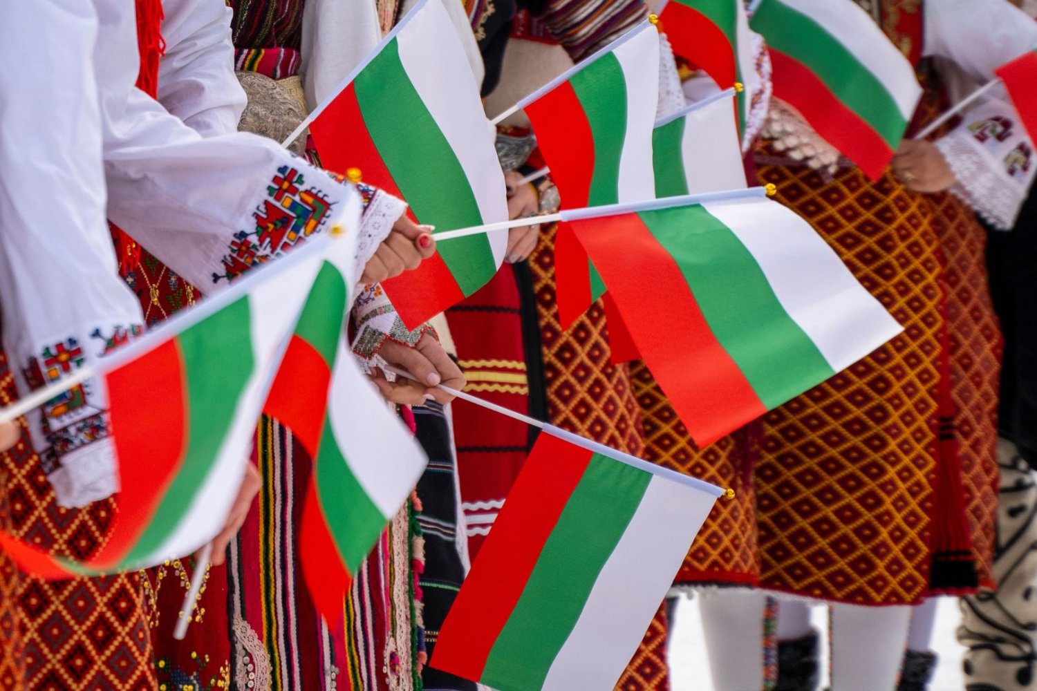 Bułgarzy z narodowymi flagami