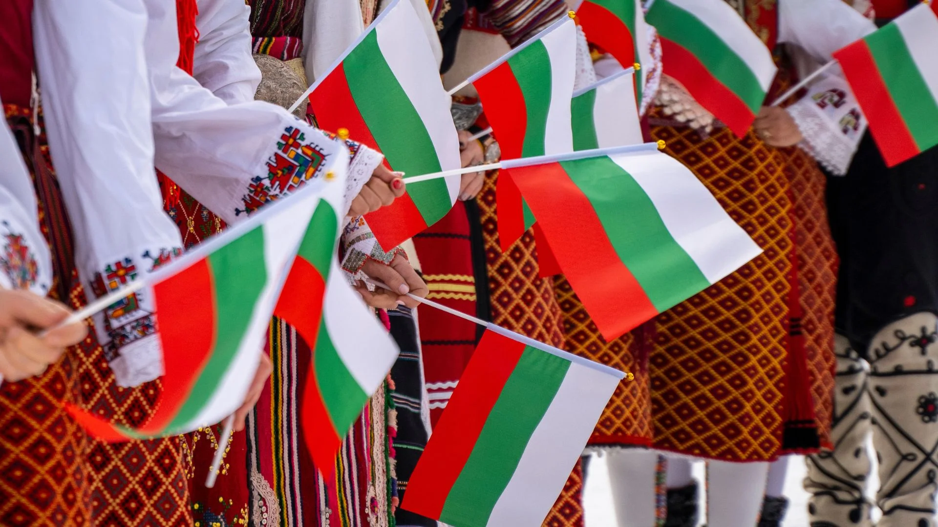 O tym zwyczaju Bułgarów jest głośno. Mam złą wiadomość dla łowców sensacji Bułgarzy z narodowymi flagami