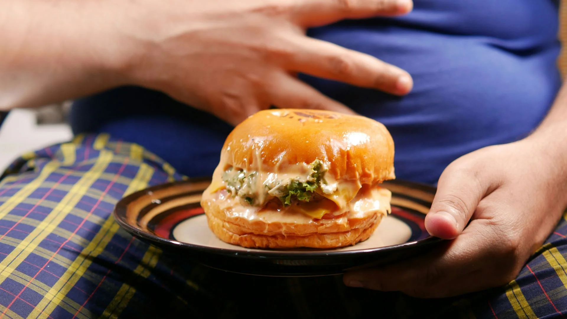 burger na talerzu