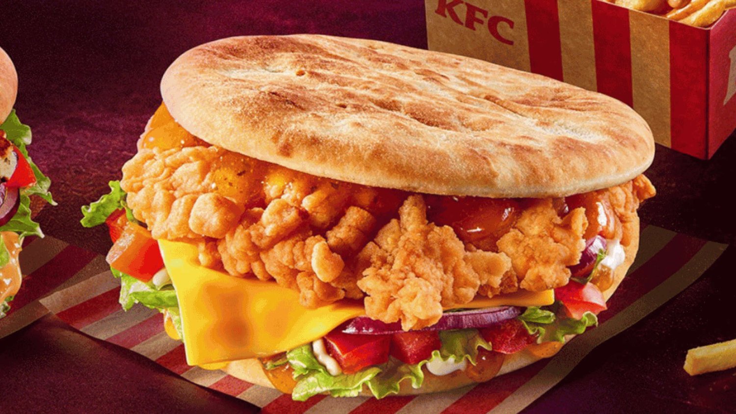 Burger w chlebku naan z kurczakiem i warzywami, nowość w ofercie KFC Masala Naan