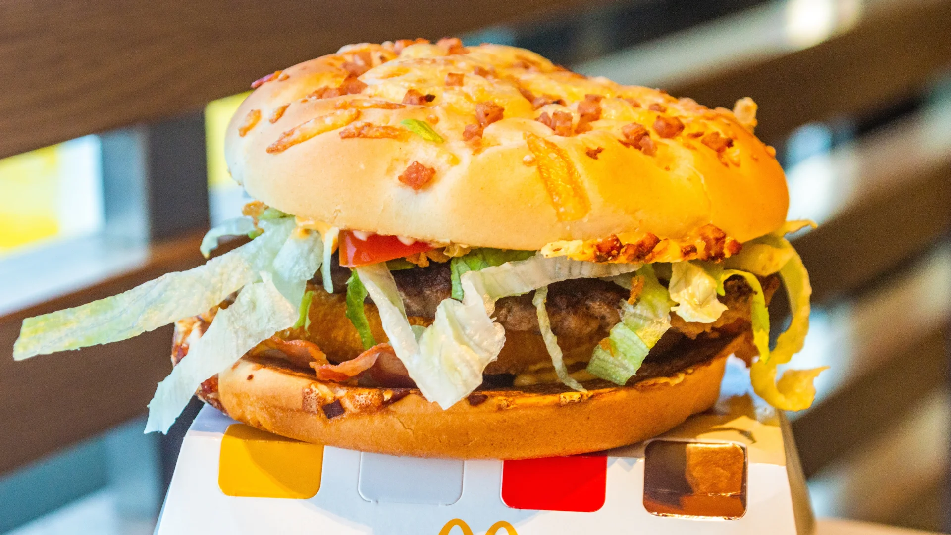 Burger z wołowiną, serem w panierce, bekonem i sałatą, czyli  Burgera Drwala 2026