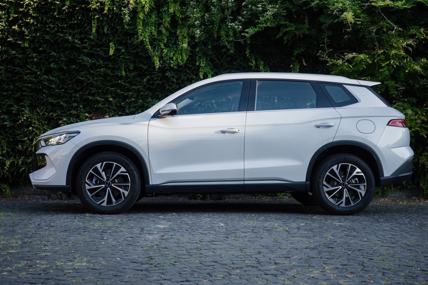 BYD Sealion 5 DM-i rzuca wyzwanie Toyocie. Zasięg i cena tej hybrydy to zaskoczenie