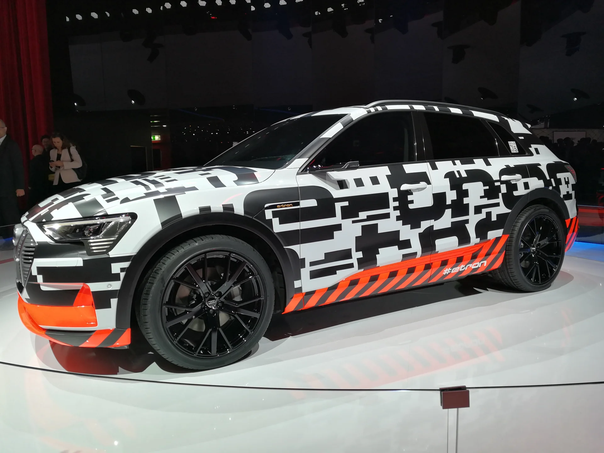 Tak wygląda zakamuflowane Audi e-tron.