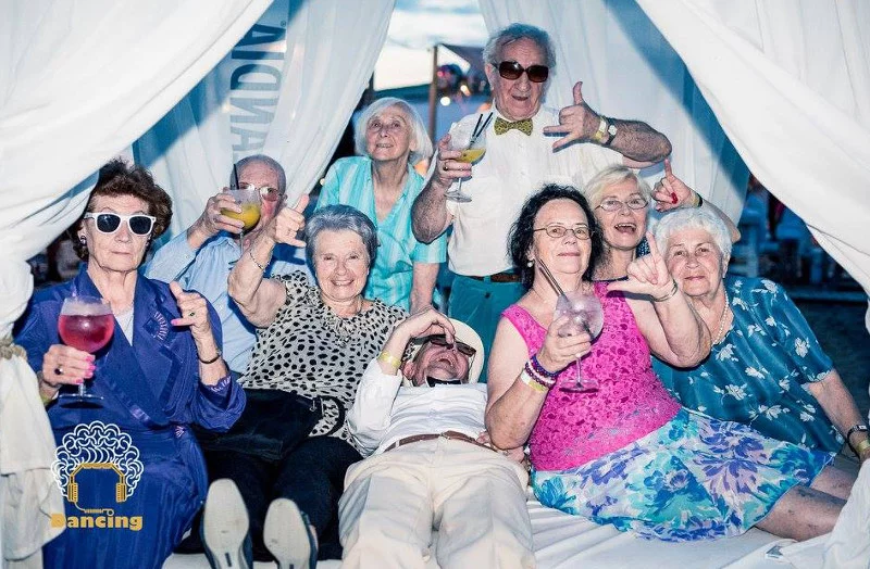 Seniorzy z Dancingu Międzypokoleniowego.