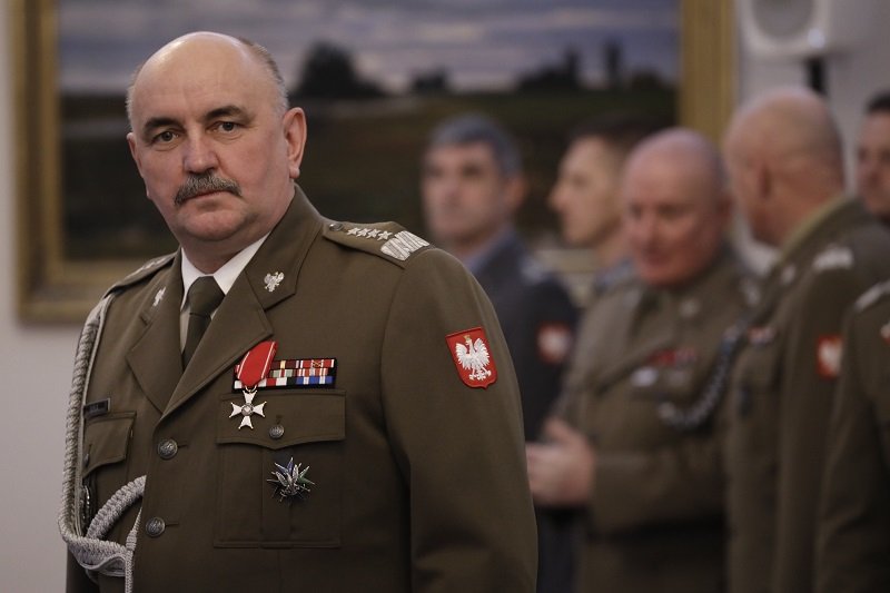 Gen. Jarosław Mika, Dowódca Generalny Rodzajów Sił Zbrojnych jest zakażony koronawirusem.