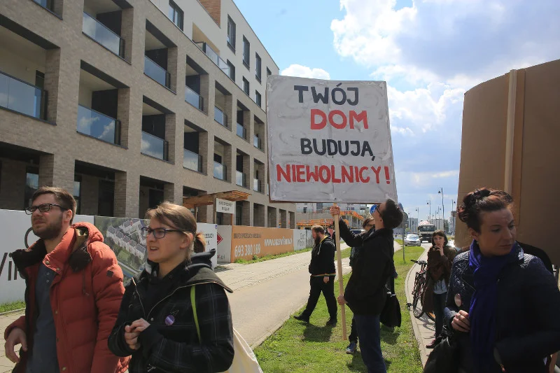Warszawską dzielnicę dla bogatszych budują niewolnicy? Pracownicy z Korei Północnej stawiają osiedle w Wilanowie