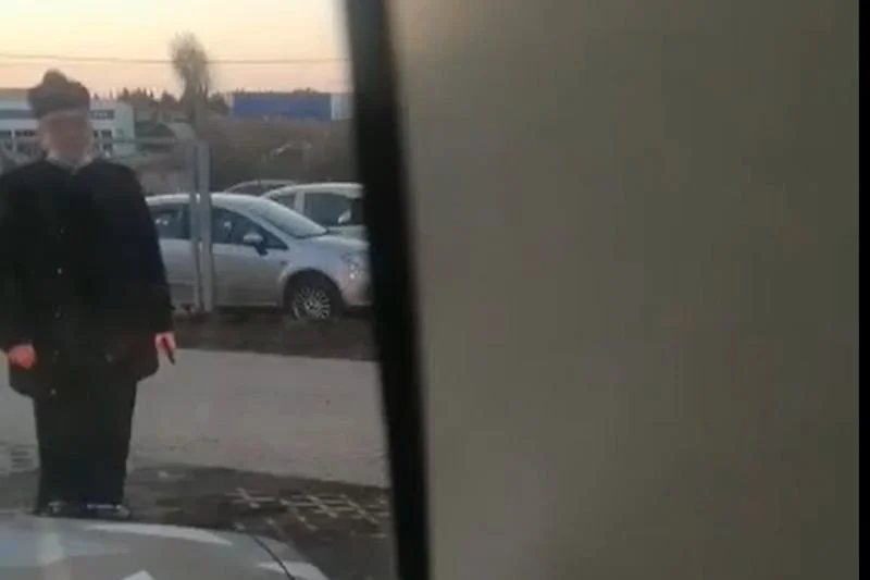 Do sieci trafiło szokujące nagranie kłótni księdza z kierowcą.