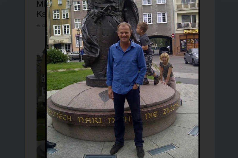 Donald Tusk podczas spaceru w Gdańsku.