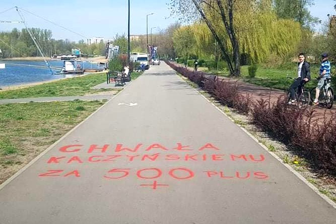Wandale zniszczyli świeżo wyremontowany chodnik na Stawikach w Sosnowcu.