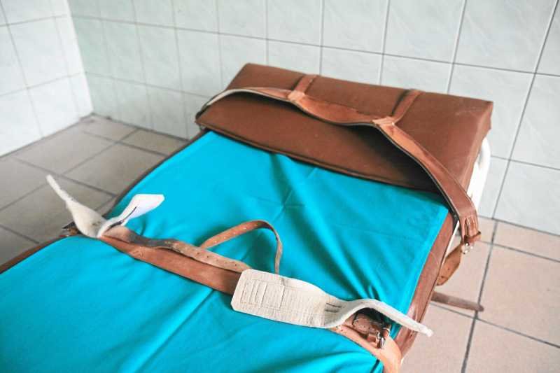 Pasy i kaftany bezpieczeństwa to w tej chwili jedyne środki przymusu, jakie można stosować w izbach wytrzeźwień. Parlament chce zwiększyć ich zakres.