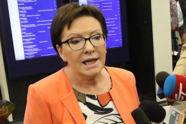 "Fakt" twierdzi, że rządowy samolot wrócił z Gdańska do Warszawy pusty, ponieważ Ewa Kopacz wolała podróżować pociągiem