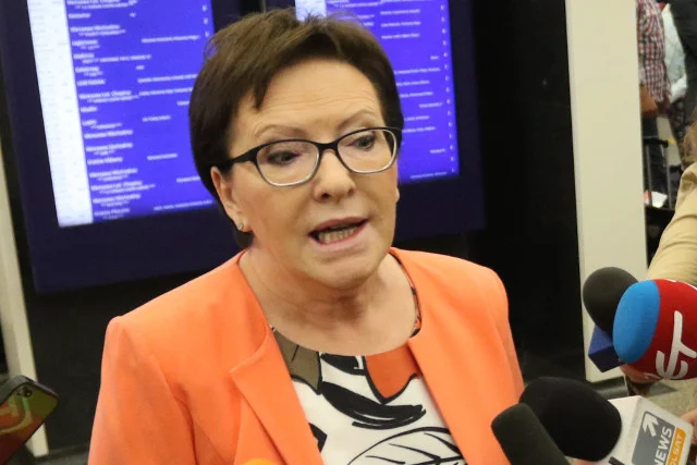 "Fakt" twierdzi, że rządowy samolot wrócił z Gdańska do Warszawy pusty, ponieważ Ewa Kopacz wolała podróżować pociągiem