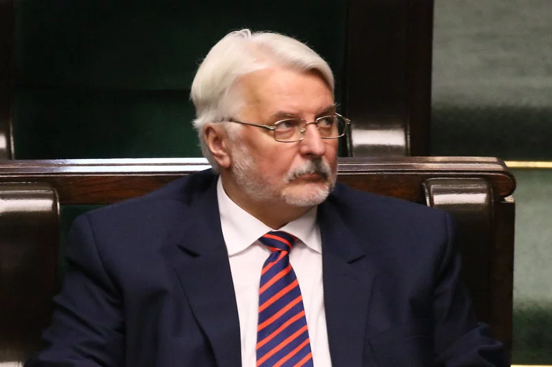 Były minister skarży się na warunki lotu do Brukseli.
