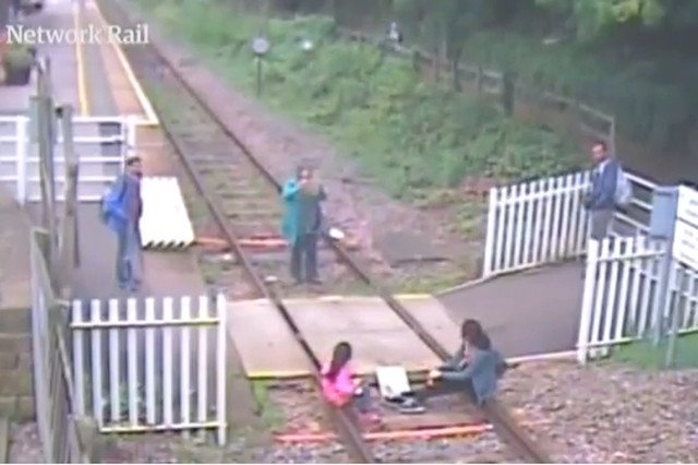 Ludzie masowo pstrykają sobie selfie na torach kolejowych. Ten filmik idealnie oddaje głupotę pokolenia internetu