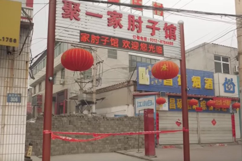 Dziennikarz Sky News pokazał, jak mieszkańcy jednej z chińskich wiosek budują barykady na drogach.