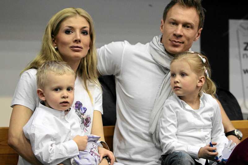 Izabella Łukomska-Pyżalska, prezes Warty Poznań uważa, że współczesne matki robią z siebie "męczennice". Na zdjęciu: Izabella Łukomska-Pyżalska z mężem i dziećmi.